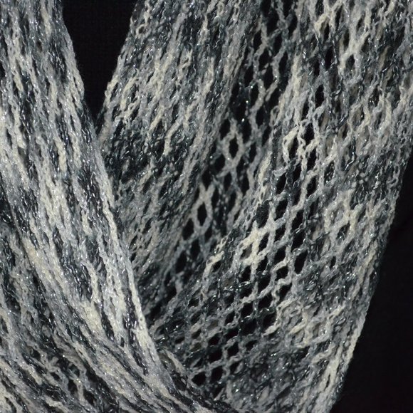 Steve Madden Grey Black & White Fishnet Infinity Crochet Scarf OS - Picture 5 of 6